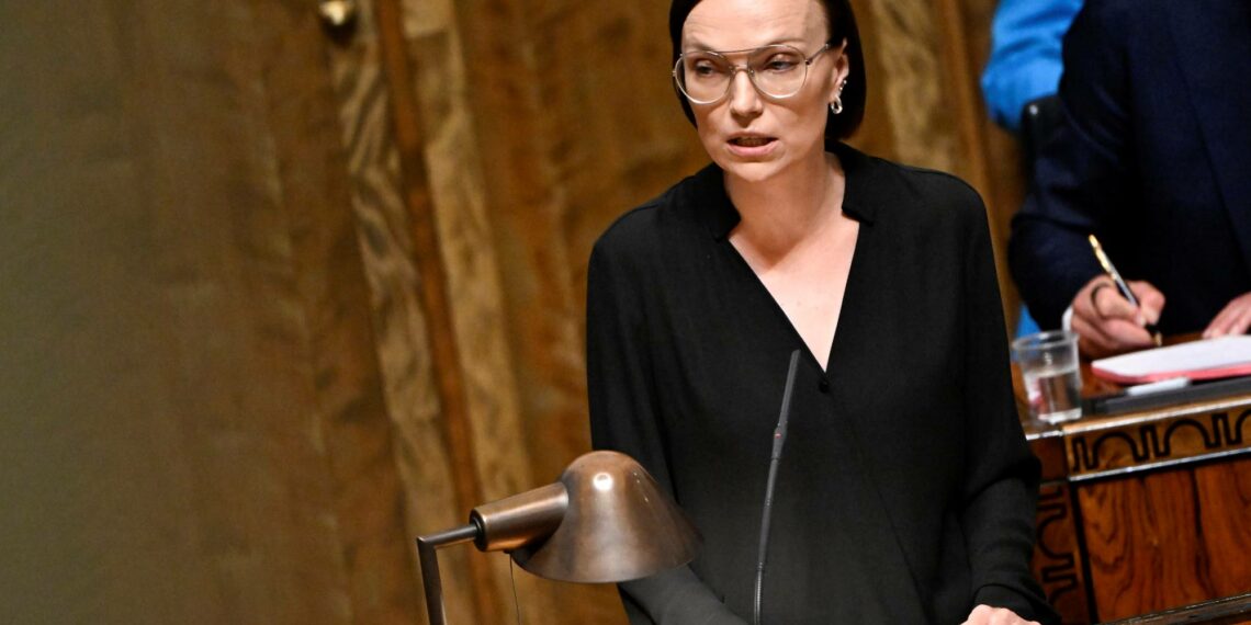 Keinovalikoimamme osoittaa, että julkista taloutta on mahdollista sopeuttaa ilman, että ihmisten hyvinvoinnista ja palveluista leikataan, sanoo vasemmistoliiton puheenjohtaja Minja Koskela.