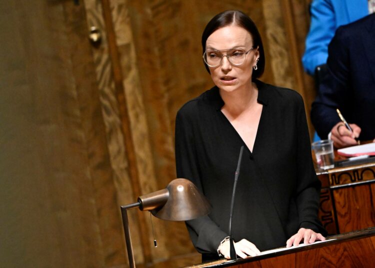 Keinovalikoimamme osoittaa, että julkista taloutta on mahdollista sopeuttaa ilman, että ihmisten hyvinvoinnista ja palveluista leikataan, sanoo vasemmistoliiton puheenjohtaja Minja Koskela.