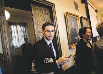 Jyrki Katainen kokoomuksen eduskuntaryhmässä helmikuun alussa.