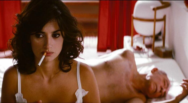 Penelope Cruz mietteliäänä Pedro Almodovar ?filmissä Särkyneet syleilyt.