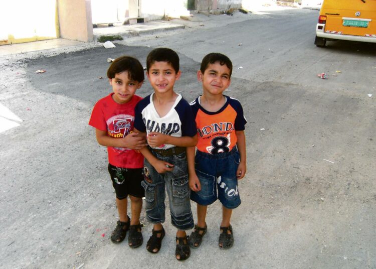 Vasemmistonuorten delegaatio tutustui Nabluksen lähellä olevaan pakolaisleiriin. Kuvan lapset edustavat neljättä miehitettyä sukupolvea.