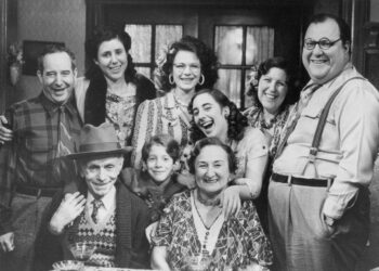 Radio Days -elokuvassa muistellaan radion kulta-aikaa 1940-luvulla pienen pojan (Seth Green keskellä) kertomana.