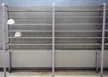 Laajaan rakennetyöttömyyteen luetaan pitkäaikaistyöttömät, toistuvaistyöttömät, työvoimapoliittisten toimien jälkeen työttömiksi palaavat ja toistuvasti näihin toimiin osallistuvat.