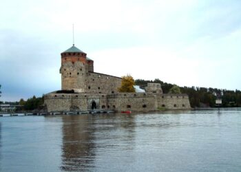Kun kaupunkiin saatiin vuonna 1908 valmistunut rautatie, suunnitteilla oli Olavinlinnan purkaminen rautahevon tieltä. Mutta ei kai nyt?