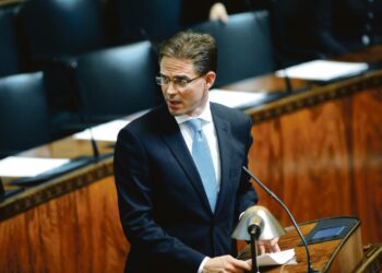 Pääministeri Katainen totesi, että kunnat joutuvat painimaan kasvavien palvelutarpeiden ja kustannusten kanssa.