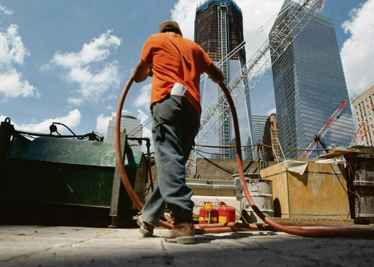 Rakennusmies World Trade Centerin työmaalla New Yorkissa elokuun lopulla. Valmisteilla oleva uusi WTC-1 näkyy kuvassa taustalla.