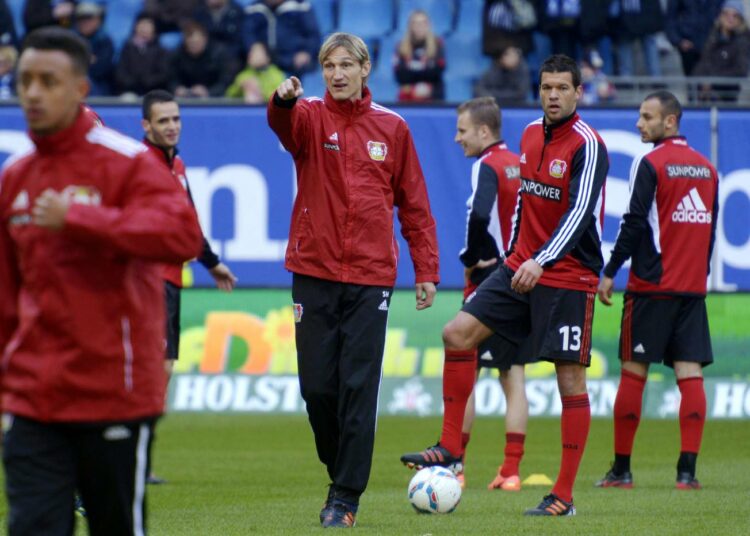 Sami Hyypiän (kesk.) nimitys Leverkusenin valmennusjohtoon ei ollut aprillipila.