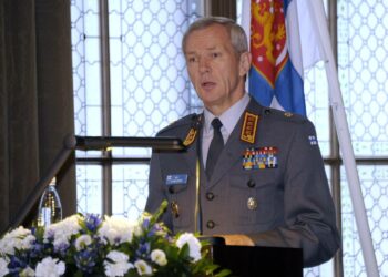 Puolustusvoimain komentaja Ari Puheloinen sanoi maanantaina, että säästöpaineet voivat johtaa yleisen asevelvollisuuden päättymiseen.