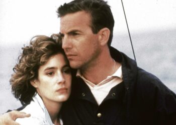 Kevin Costner (oik.) on eräässä läpimurtorooleistaan vauhdikkaassa toiminta-jännärissä. Kuvassa myös Sean Young.