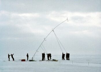 Yhden ihmisen elinaika ei riitä toteamaan meren suurten muutosten suuntaa, todetaan Aranda-dokumentissa. Kuvassa maston pystytys Etelämantereella.
