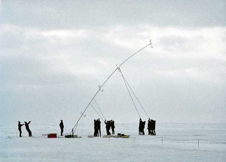 Yhden ihmisen elinaika ei riitä toteamaan meren suurten muutosten suuntaa, todetaan Aranda-dokumentissa. Kuvassa maston pystytys Etelämantereella.