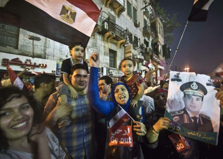 Ihmiset juhlivat heinäkuun 3. päivänä Tahririn aukiolla Egyptin armeijan otettua vallan presidentti Mursilta.