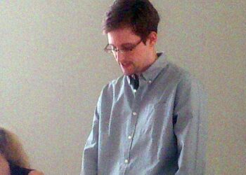 Human Rights Watch -järjestön välittämä kuva tietovuotaja Edward Snowdenista Moskovan lentokentällä heinäkuussa.