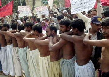 Elinsiirroilla on Pakistanissa yhä huono maine takavuosien laittoman elinkaupan takia. Kuvassa munuaisensa myyneitä miehiä Lahoressa vuonna 2005.