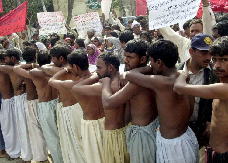 Elinsiirroilla on Pakistanissa yhä huono maine takavuosien laittoman elinkaupan takia. Kuvassa munuaisensa myyneitä miehiä Lahoressa vuonna 2005.