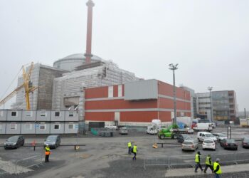 Teollisuuden Voiman Olkiluoto3 -voimalayksikön kustannukset ovat lähes kaksinkertaistuneet arvioidusta. Fennovoiman Pyhäjoelle suunnittelemaa voimalaa vastustavat epäilevät, että 5,5 miljardin euron rakentamisbudjetti ei pidä.