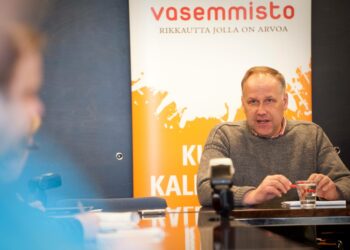 Ruotsin vasemmistopuolueen puheenjohtaja Jonas Sjöstedt pitää Olli Rehniä sopimattomana EU-komission puheenjohtajaksi.