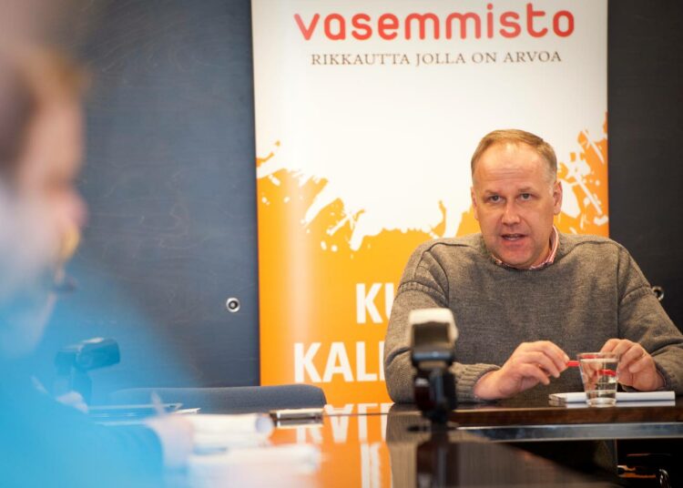 Ruotsin vasemmistopuolueen puheenjohtaja Jonas Sjöstedt pitää Olli Rehniä sopimattomana EU-komission puheenjohtajaksi.