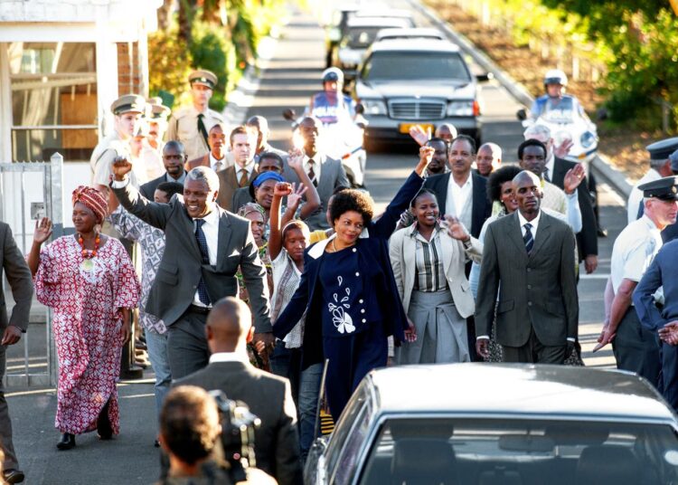 Idris Elba Mandelana ja Naomie Harris Winnienä ovat rooleissaan vakuuttavia.