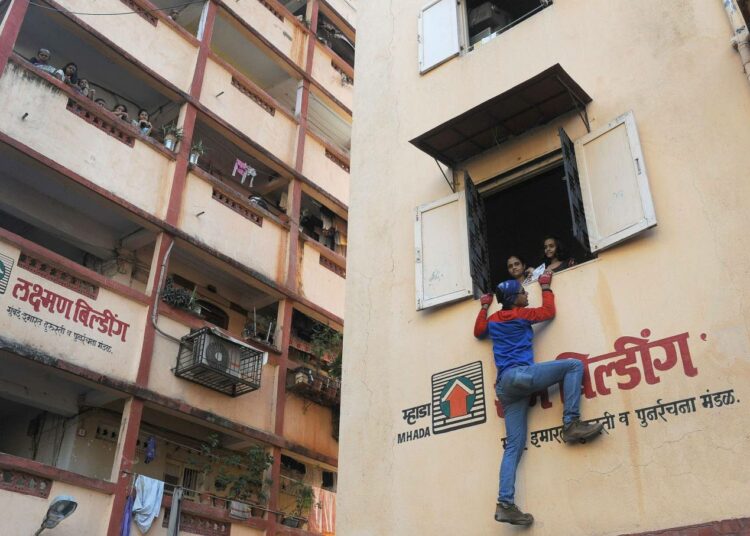 Riippumaton ehdokas Gaurav Sharma eli ”Intian Hämähäkkimies” kampanjoi ikkunasta ikkunaan Mumbaissa.