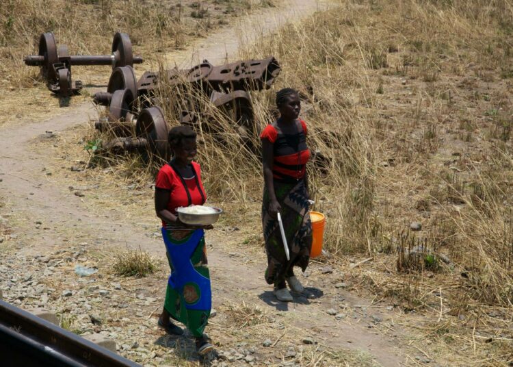 Naisia myymässä maissipuuroa eli nshimaa rautatien varrella Sambiassa.