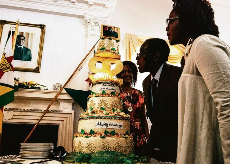 Presidentti Robert Mugabe vietti 92-vuotispäiviään viime sunnuntaina. Vasemmalla puoliso Grace ja oikealla tytär Bona.