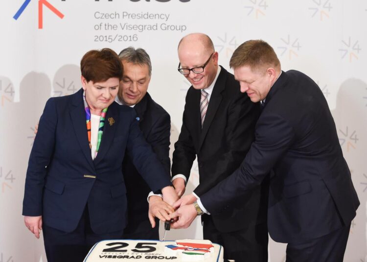 Visegrad-maiden pääministerit Viktor Orbán (Unkari), Beata Szydlo (Puola), Bohuslav Sobotka (Tšekki) ja Robert Fico (Slovakia) leikkaamassa kakkua helmikuun puolivälissä.