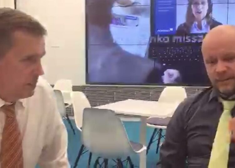 Pasi Sorjonen (vas.) ja Aki Kangasharju arvioivat talouskasvua torstaina. Kuva on videokaappaus Periscopesta.