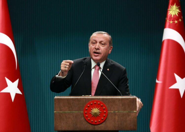 Turkin presidentti Recep Tayyip Erdogan haluaa kuolemanrangaistuksen takaisin Turkkiin. Moni väkirikas maa tuomitsee kuolemaan ja teloittaa ihmisiä.