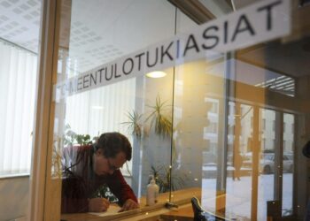Asiakas täyttää toimeentulotukihakemusta eteläisen Helsingin sosiaalivirastossa. Vasemmistoliiton Veronika Honkasalo pitää sote-valmistelun pahana puutteena sitä, että sosiaalipalveluista ei ole puhuttu juuri mitään.