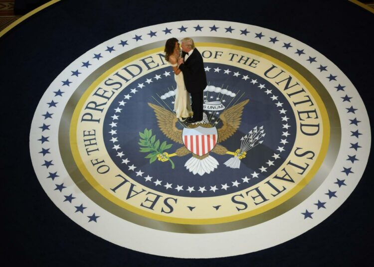 Presidentti Donald Trump ja first lady Melania Trump tanssivat virkaanastujaisjuhlallisuuksissa.