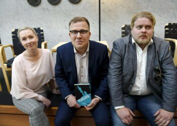Toimittajat Salla Vuorikoski, Jussi Eronen ja Jarno Liski esittävät kovia väitteitä Ylegate -kirjassaan.