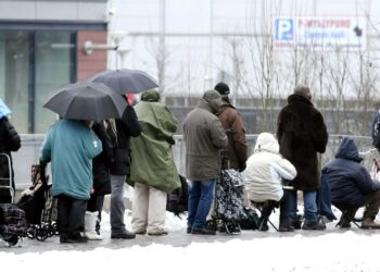 Leipäjono Myllypurossa tämän vuoden maaliskuussa.