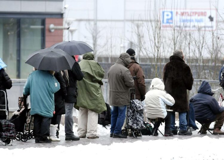 Leipäjono Myllypurossa tämän vuoden maaliskuussa.