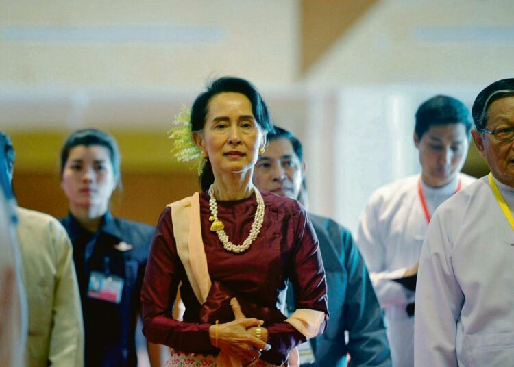 Ihmisoikeustaistelijana tunnetuksi tullut Myanmarin valtiokansleri Aung San Suu Kyi katsoo sivusta maassaan käynnissä olevaa murhenäytelmää.