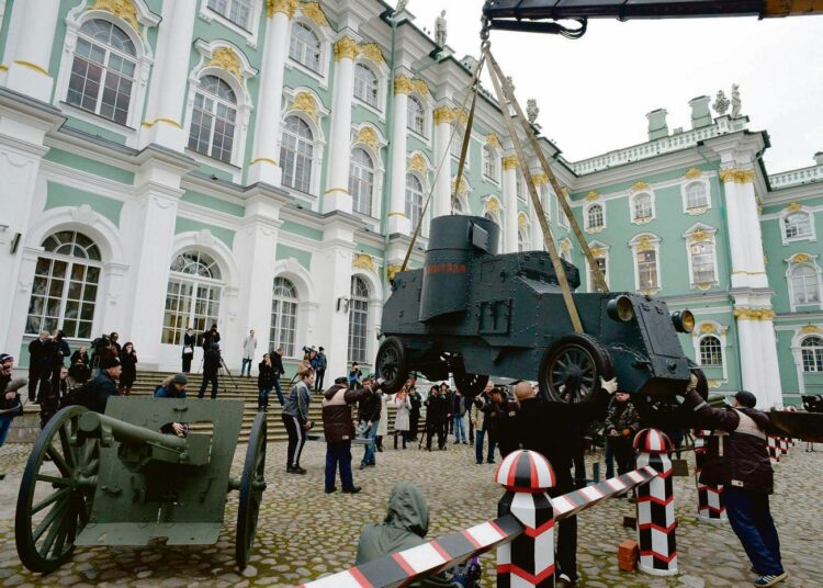 Pietarin Talvipalatsin pihalle nostettiin lokakuussa näyttelyä varten vanhaa panssariautoa. Ajoneuvo on samanlainen, jonka päältä Lenin puhui vuonna 1917.