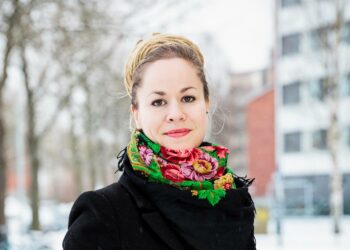 Suomalaisuutta rakennetaan tarinoiden kautta. Siksi olisi tärkeätä saada monimuotoisia tarinoita, ettei perussuomalaisten versio jäisi ainoaksi, Hanna Sarkkinen sanoo.
