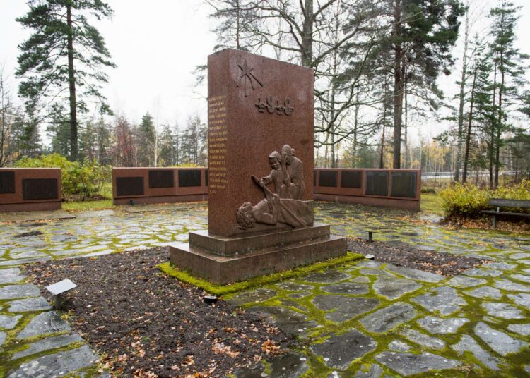 Kuolleet punavangit haudattiin varuskunnan lähellä olevalle kankaalle, jonne saatiin vuonna 1951 joukkohaudan muistomerkki. Myöhemmin tehdyissä nimilaatoissa on nyt 3 446 nimeä. Niiden tarkistaminen on parhaillaan käynnissä.