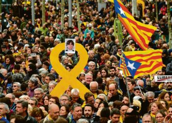 Mielenosoittajat vaativat Saksassa pidätetyn Carles Puigdemontin vapauttamista sunnuntaina Barcelonassa.