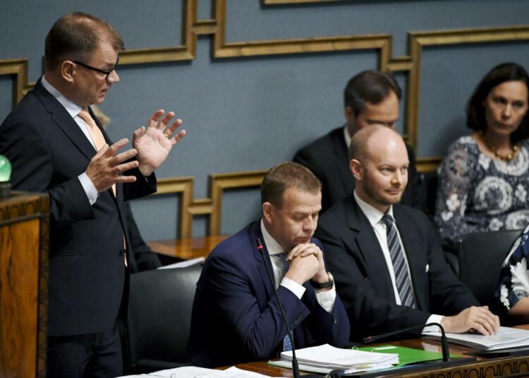 Pääministeri Juha Sipilä (kesk.), valtiovarainministeri Petteri Orpo (kok.) ja sinisten ministeri Sampo Terho ovat sopineet sote-uudistuksen ja maakuntavaalien siirtämisestä.