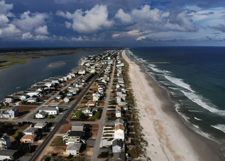 Topsail Beach on yksi evakuointimääräyksen saaneista asuinalueista Pohjois-Carolinassa.