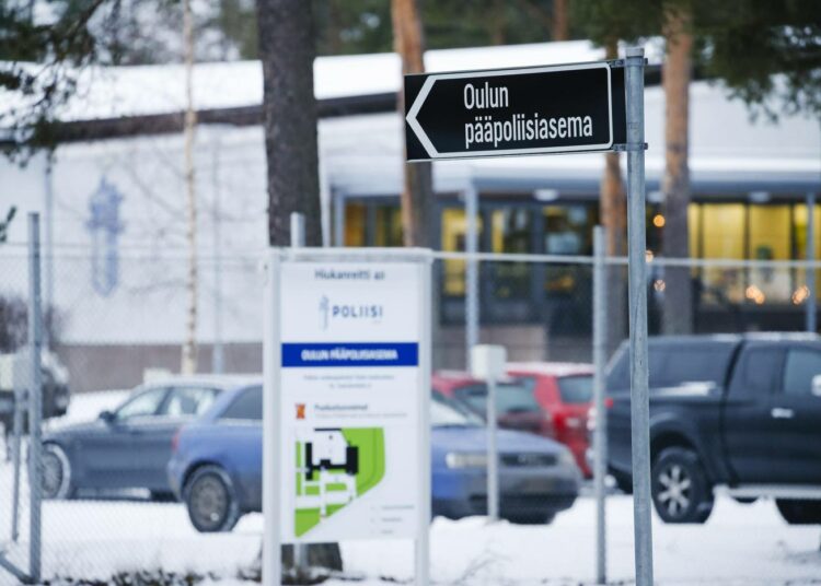 Oulun poliisi on varoittanut alaikäisiä tyttöjä ulkomaalaistaustaisten miesten nettiyhteydenotoista.