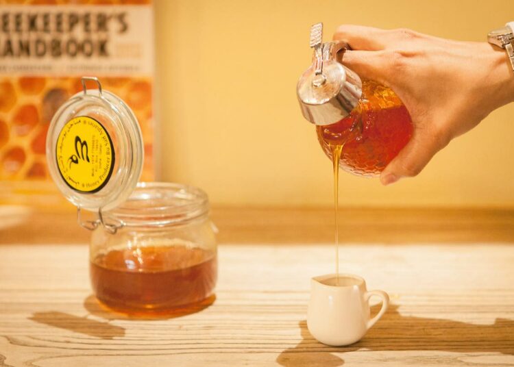 Hunaja on Qatarissa suosittu lahja. Bu Saifin mehiläistarhat tuottavat qatarilaista hunajaa.