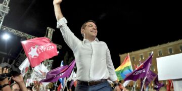 Pääministeri Alexis Tsipras vasemmistopuolue Syrizan vaalijuhlassa ennen toukokuun EU-vaaleja. Syriza kärsi pahan tappion vaaleissa.