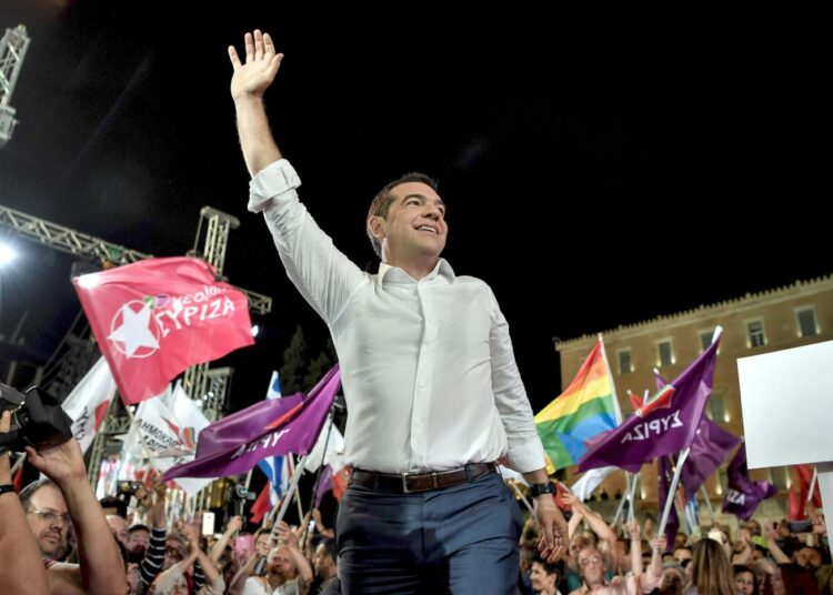 Pääministeri Alexis Tsipras vasemmistopuolue Syrizan vaalijuhlassa ennen toukokuun EU-vaaleja. Syriza kärsi pahan tappion vaaleissa.
