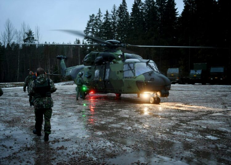 NH90-helikopteri puolustusvoimien Kaakko 19 -pääsotaharjoituksessa marraskuussa.