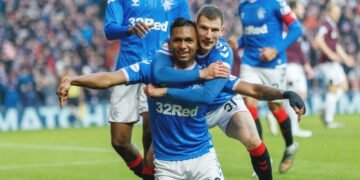 Rangersin Alfredo Morelos juhlii maalia Borna Barišicin kanssa joulukuun alun ottelussa Heartsia vastaan.