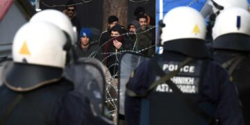 Kreikan tilanteen vuoksi EU:n komissio on ehdottanut mittavia turvapaikanhakijoiden siirtoja ja uudelleensijoittamisia.