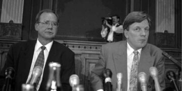 Koronakriisistä puhuttaessa haetaan toisinaan vertailukohtaa 1990-luvun alkupuolelta. Hallituksen päähenkilöinä olivat tuolloin pääministeri Esko Aho (kesk.) ja valtiovarainministeri Iiro Viinanen (kok.).
