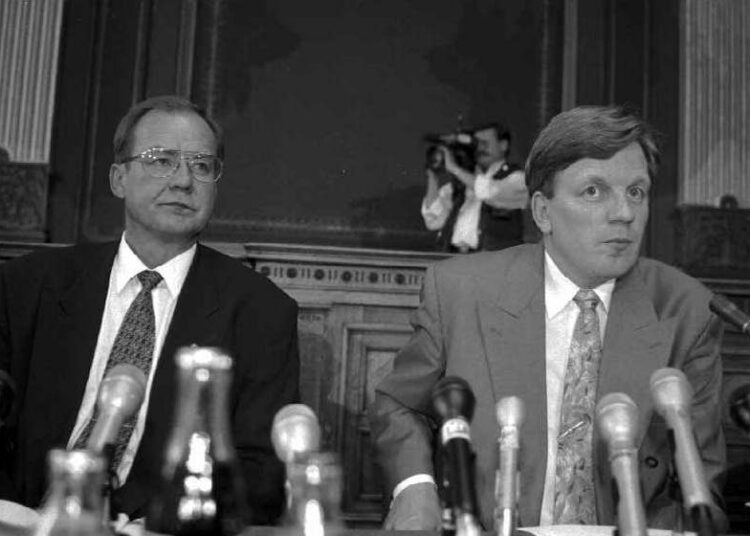 Koronakriisistä puhuttaessa haetaan toisinaan vertailukohtaa 1990-luvun alkupuolelta. Hallituksen päähenkilöinä olivat tuolloin pääministeri Esko Aho (kesk.) ja valtiovarainministeri Iiro Viinanen (kok.).